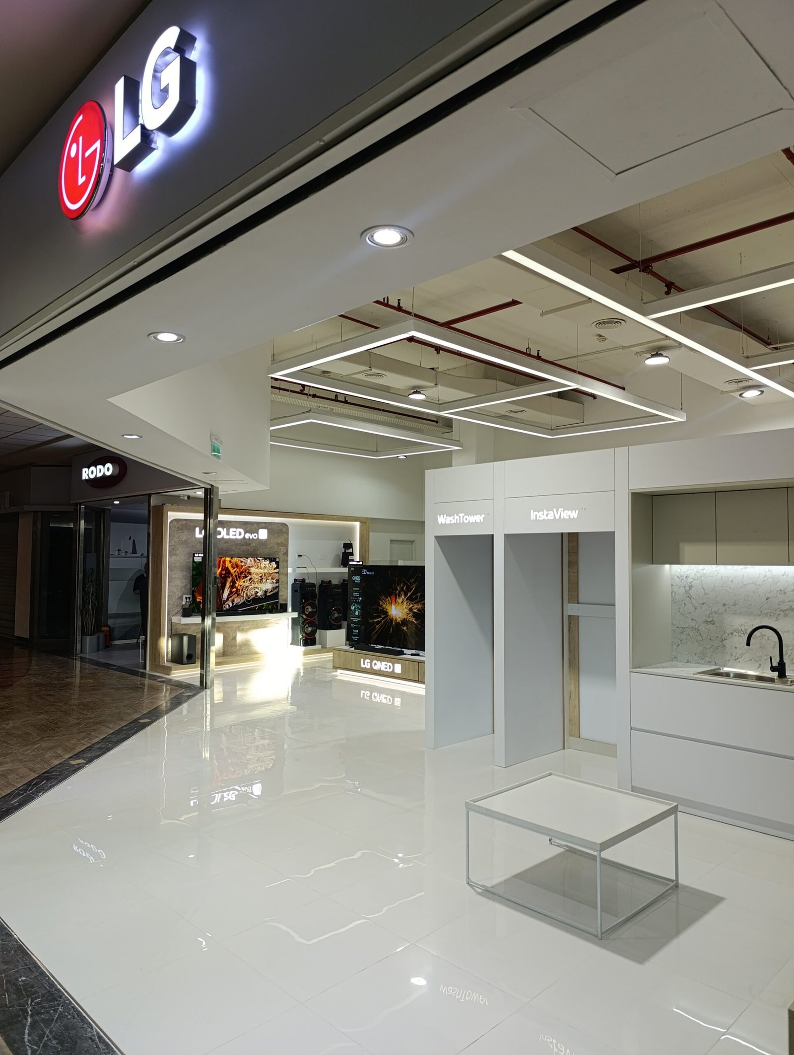 LG Store Unicenter, local terminado con mobiliario a medida