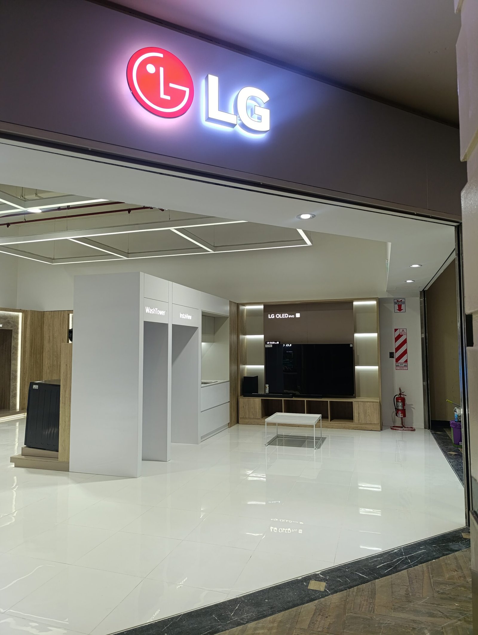 LG Store Unicenter, local terminado con mobiliario a medida