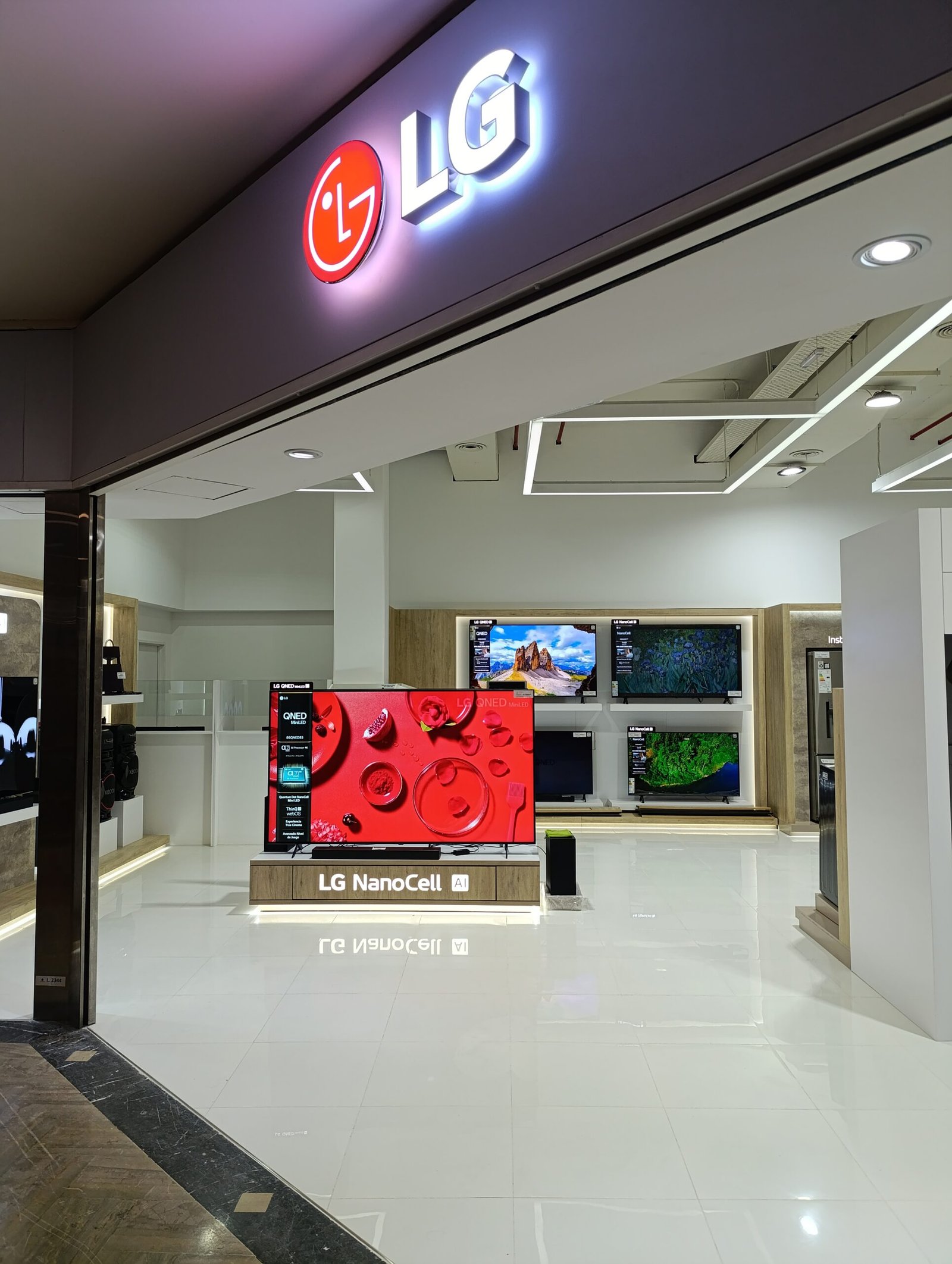 LG Store Unicenter, local terminado con mobiliario a medida