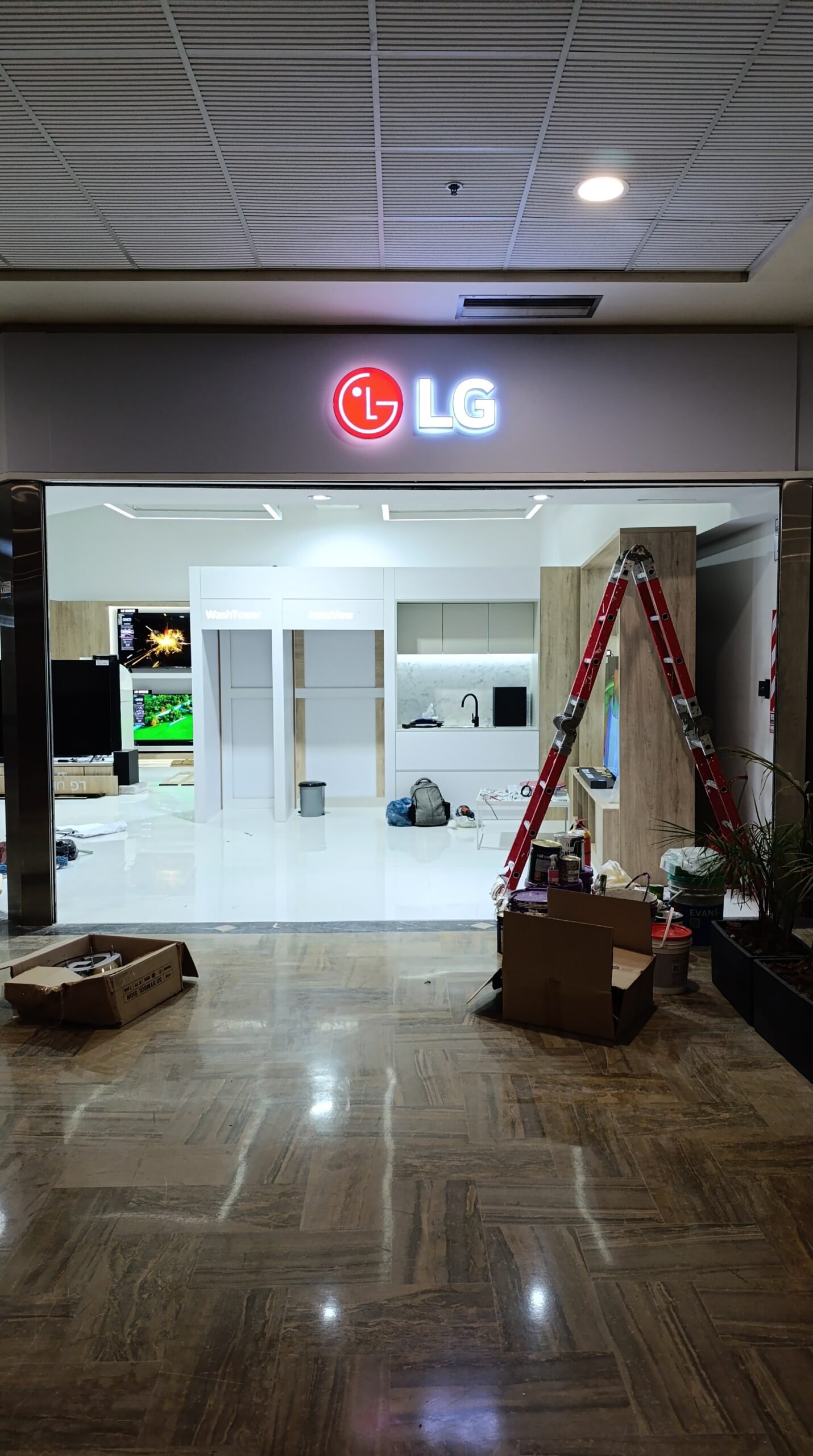 LG Store Unicenter, local terminado con mobiliario a medida