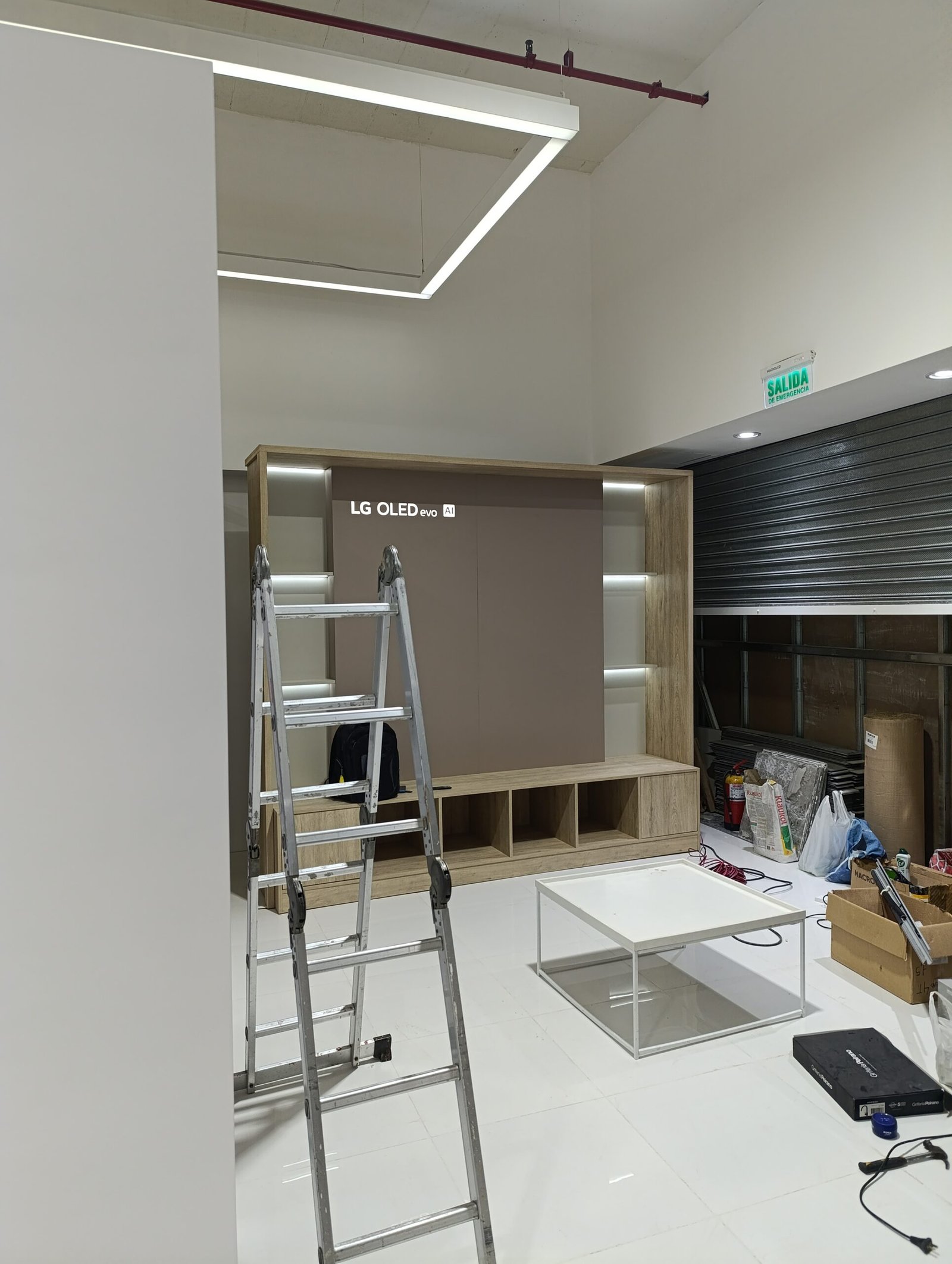 LG Store Unicenter, local terminado con mobiliario a medida