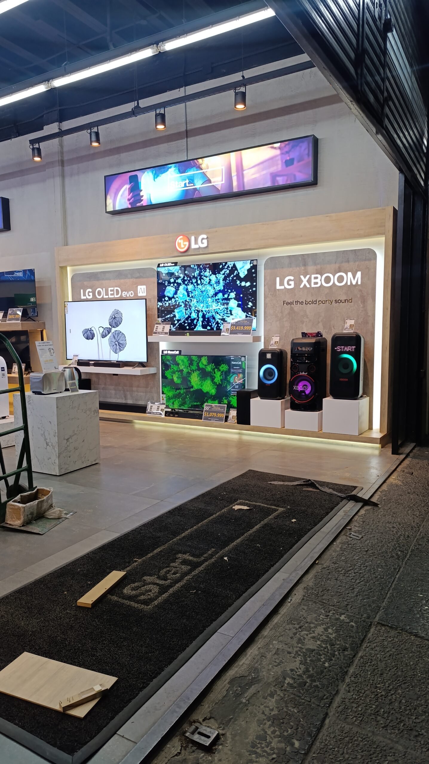 LG, mobiliario de exhibición en punto de venta