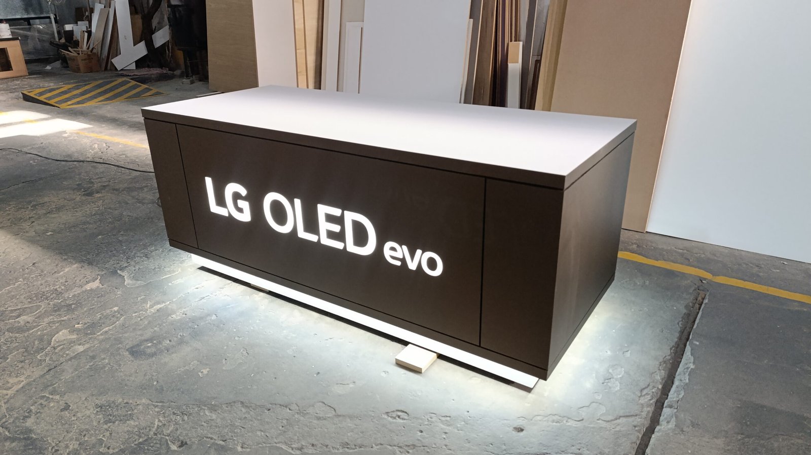LG, mobiliario de exhibición en punto de venta