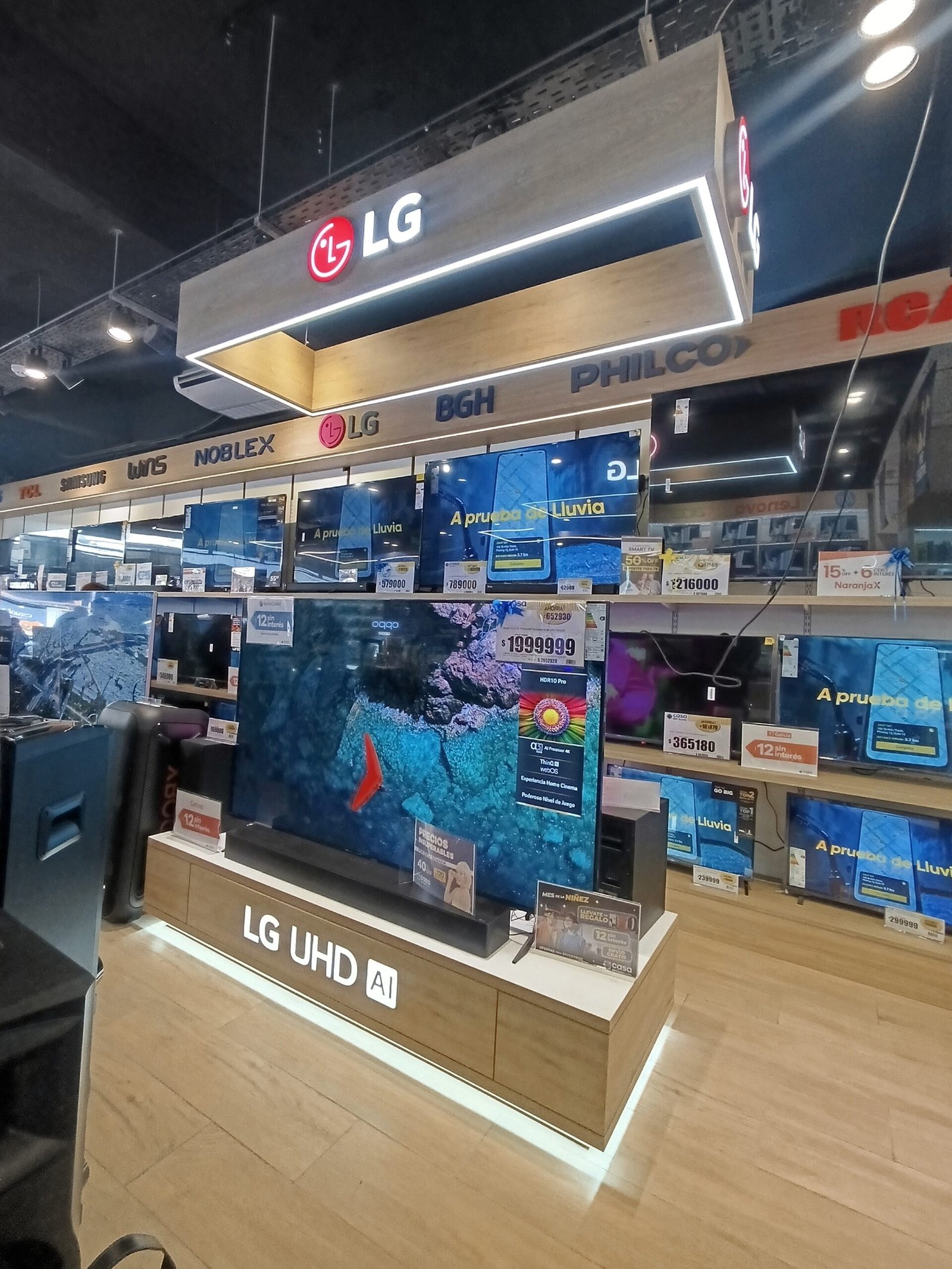 LG, mobiliario de exhibición en punto de venta