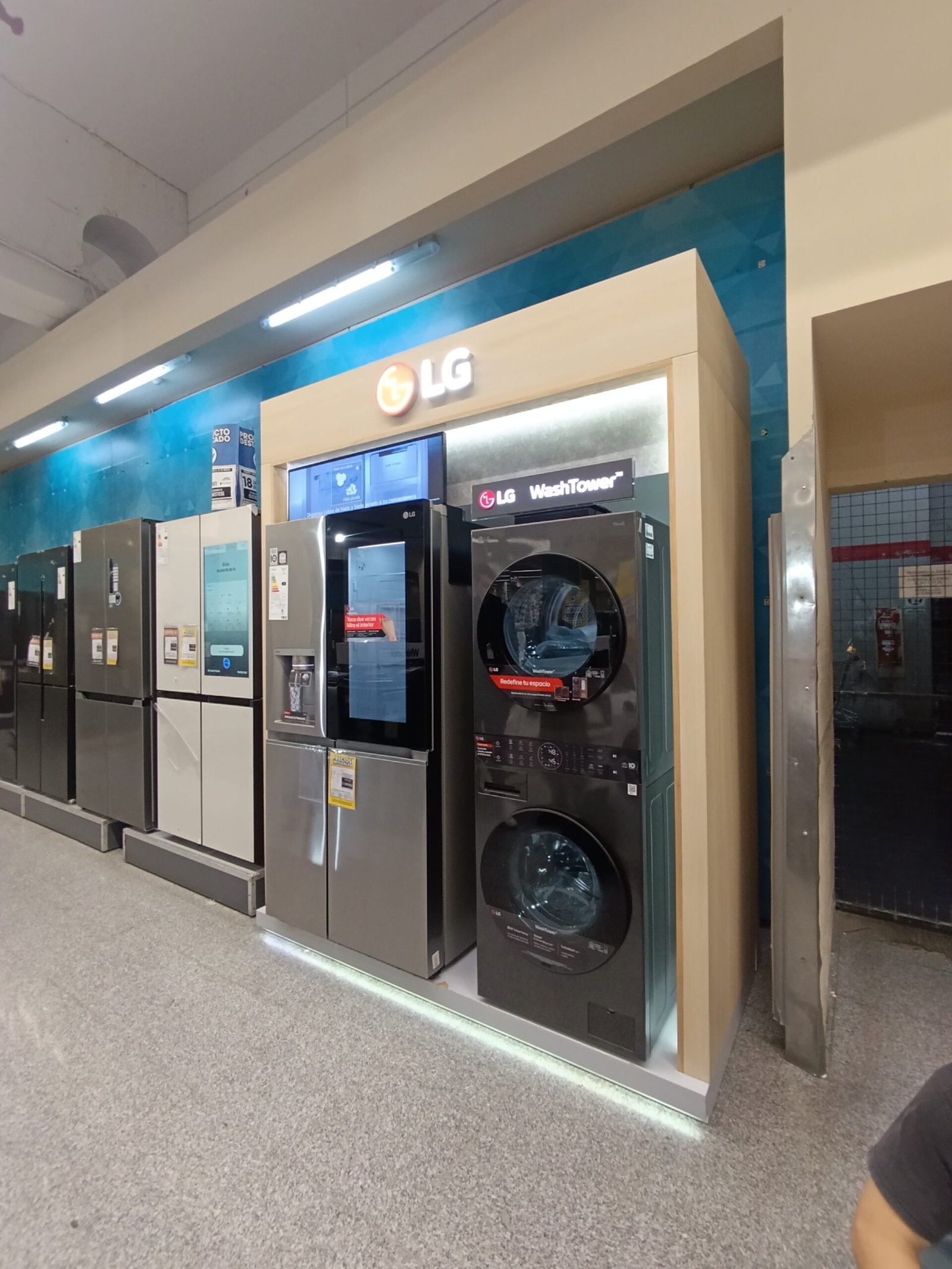 LG, mobiliario de exhibición en punto de venta