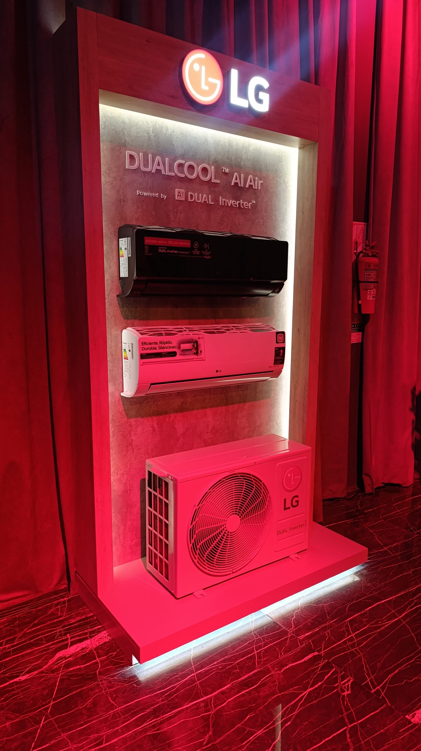 LG, mobiliario de exhibición en punto de venta
