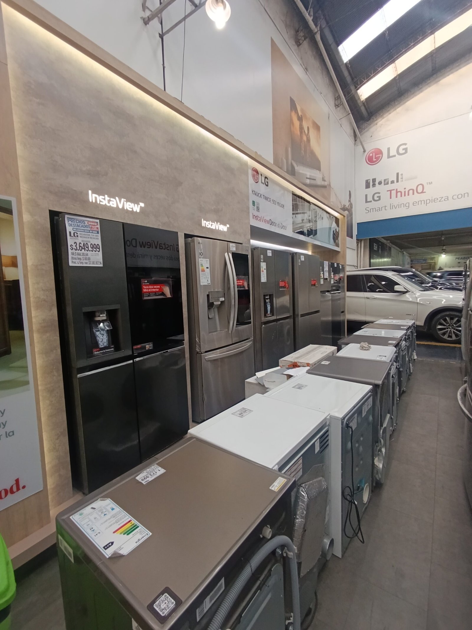LG, mobiliario de exhibición en punto de venta