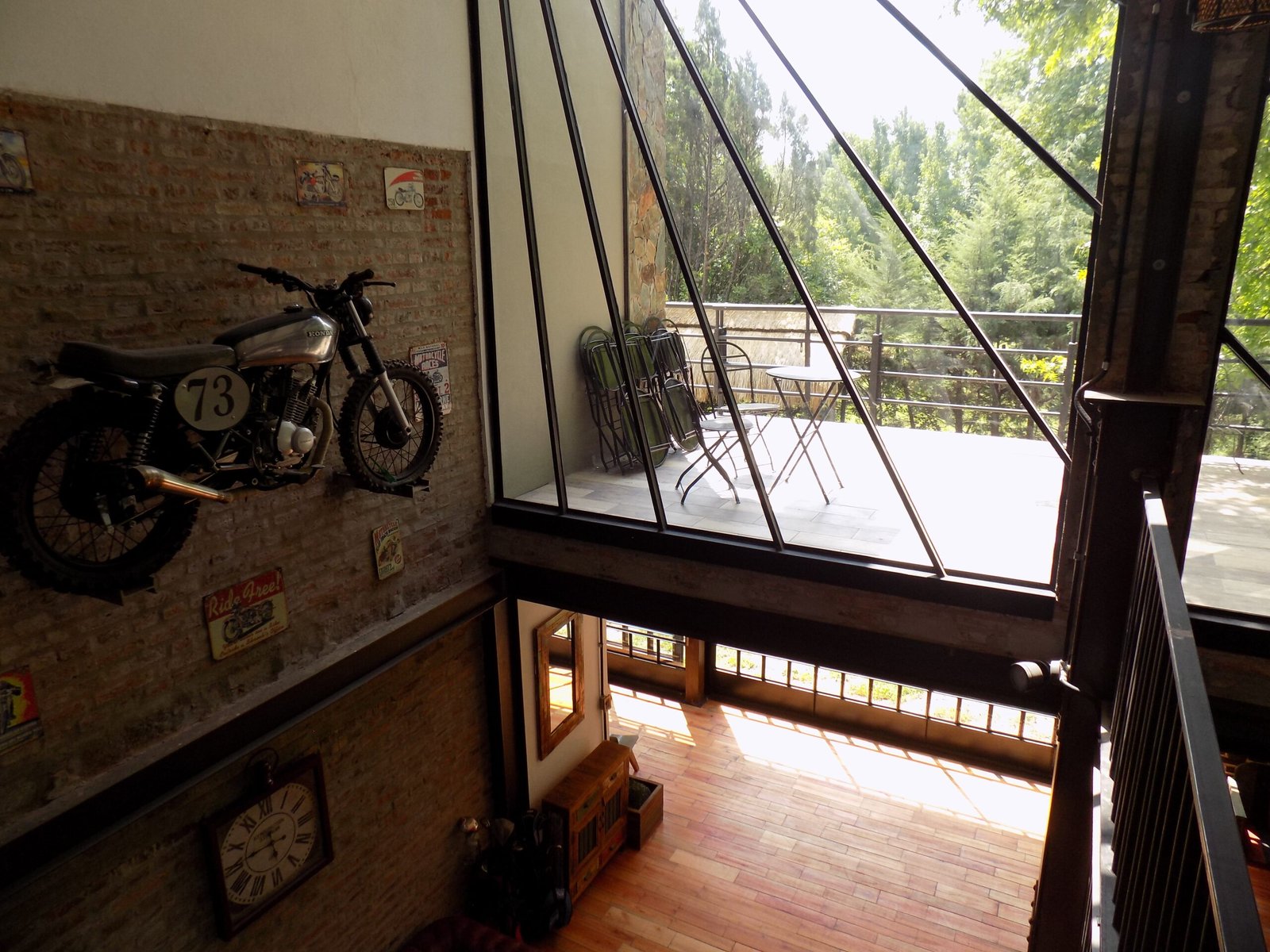 Casa Mangrullo, vista general del living con la estructura industrial a la vista