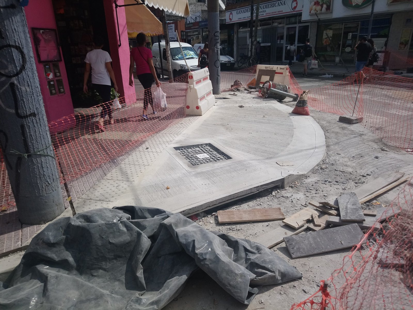 Centros comerciales San Martín, vereda renovada y equipamiento urbano