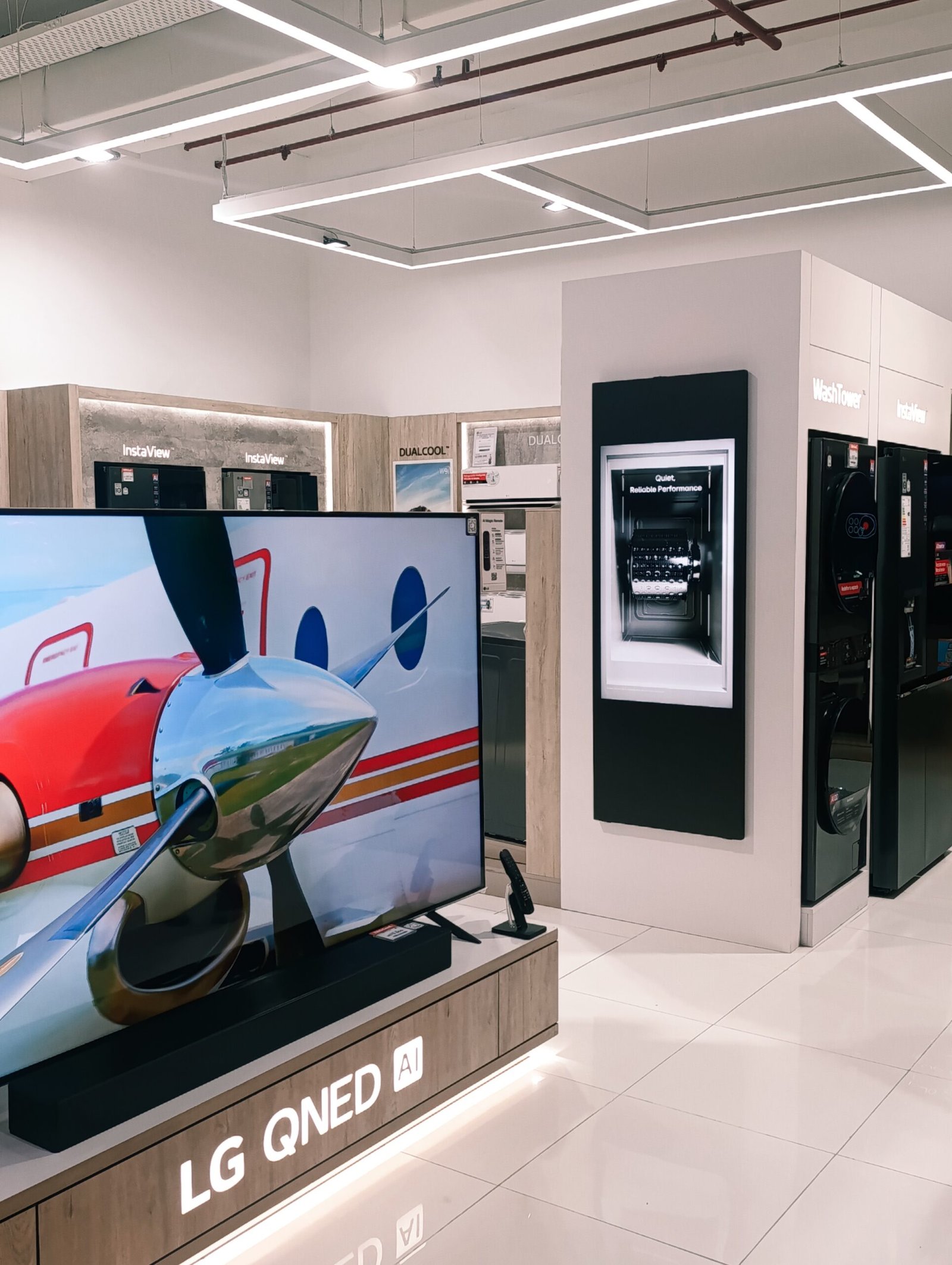 LG, mobiliario de exhibición en punto de venta