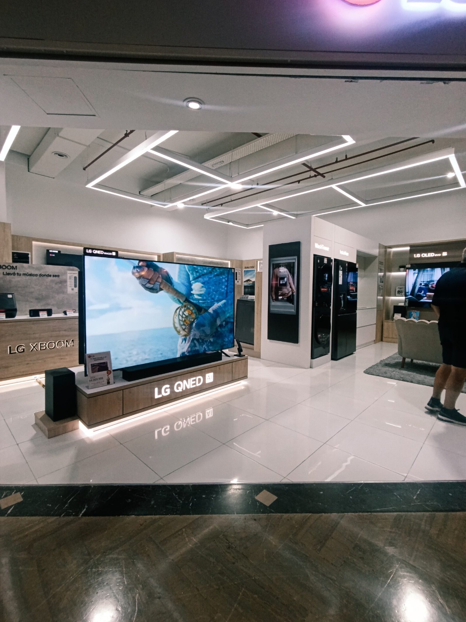 LG, mobiliario de exhibición en punto de venta