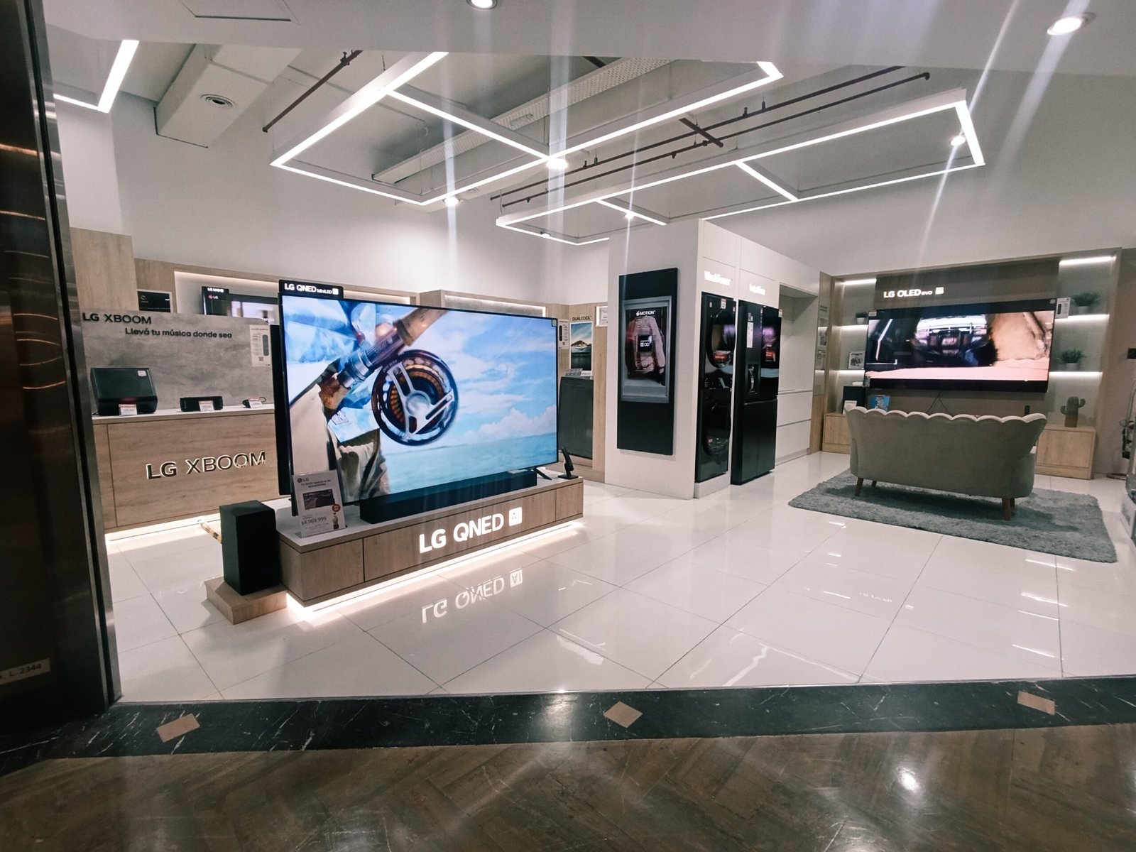 LG, mobiliario de exhibición en punto de venta