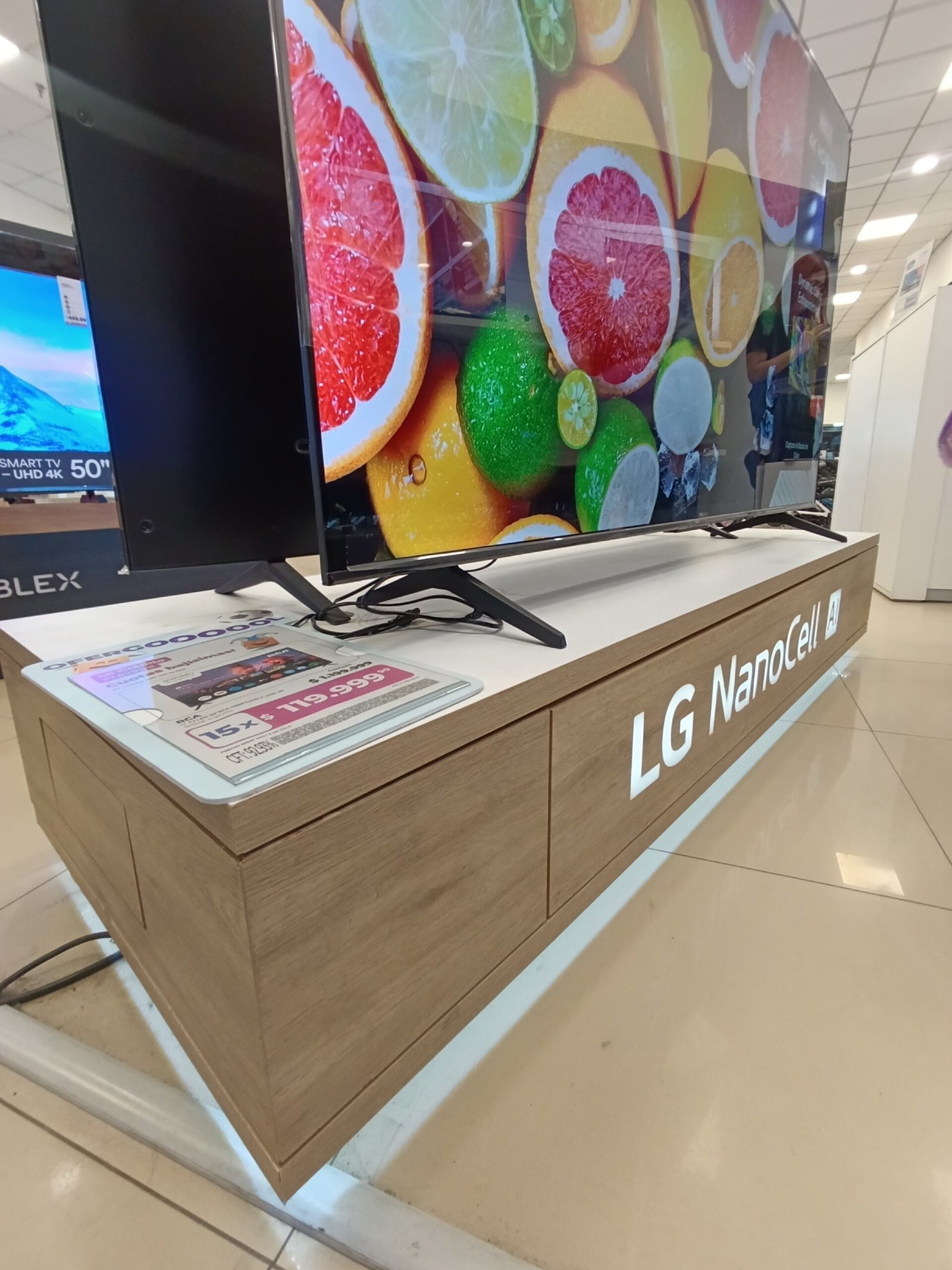 LG, mobiliario de exhibición en punto de venta
