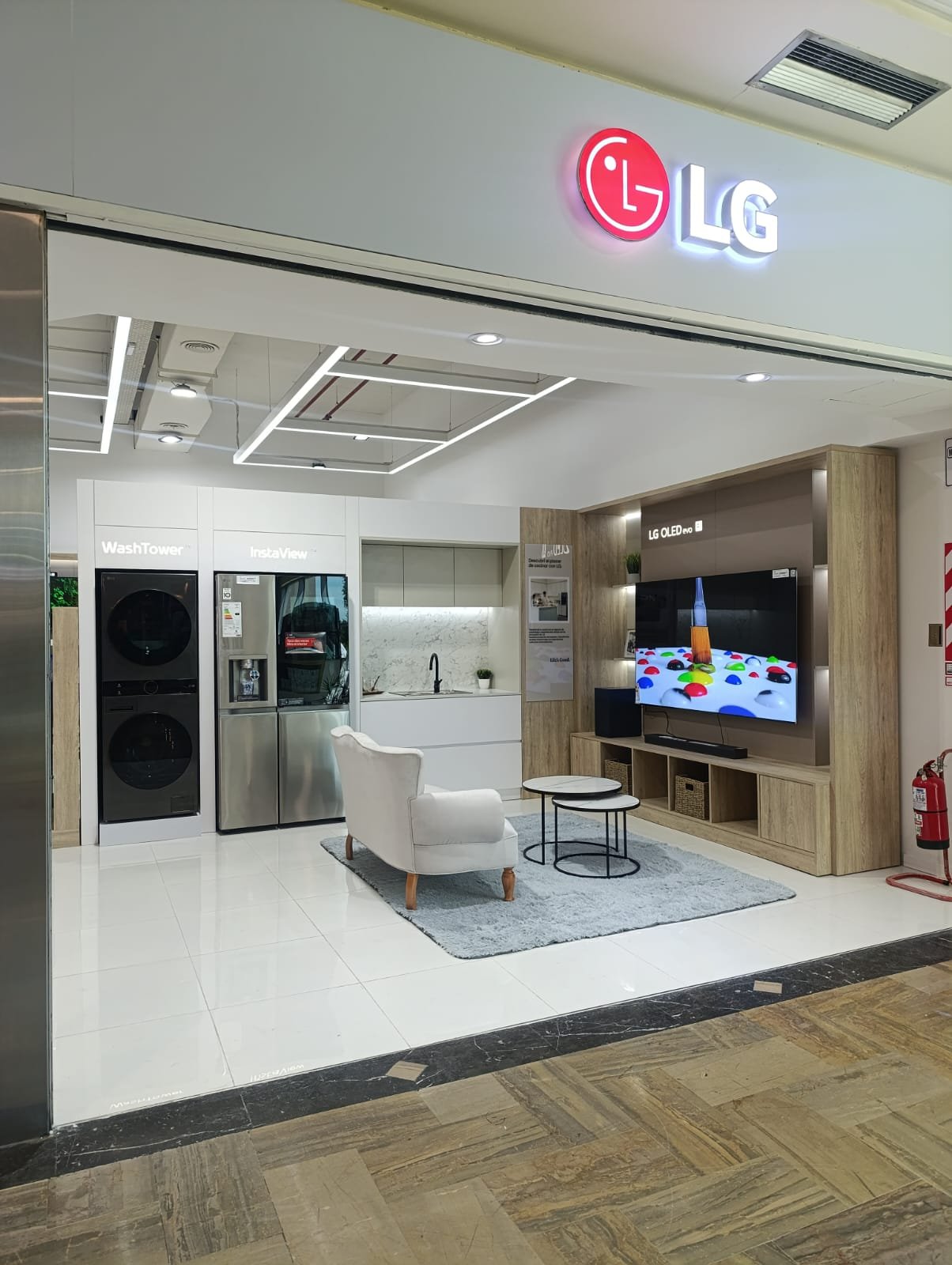 Muebles Local Unicenter, mobiliario a medida terminado