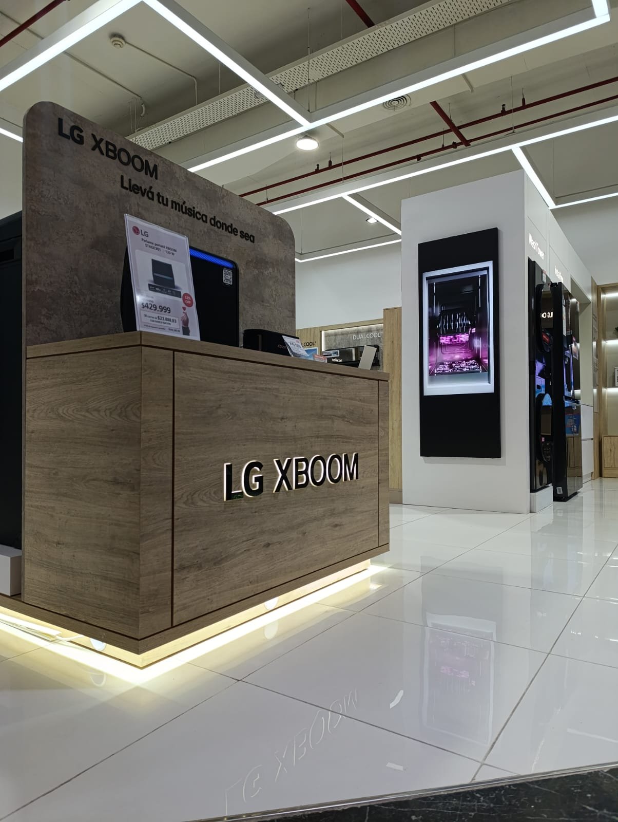 Muebles Local Unicenter, mobiliario a medida terminado