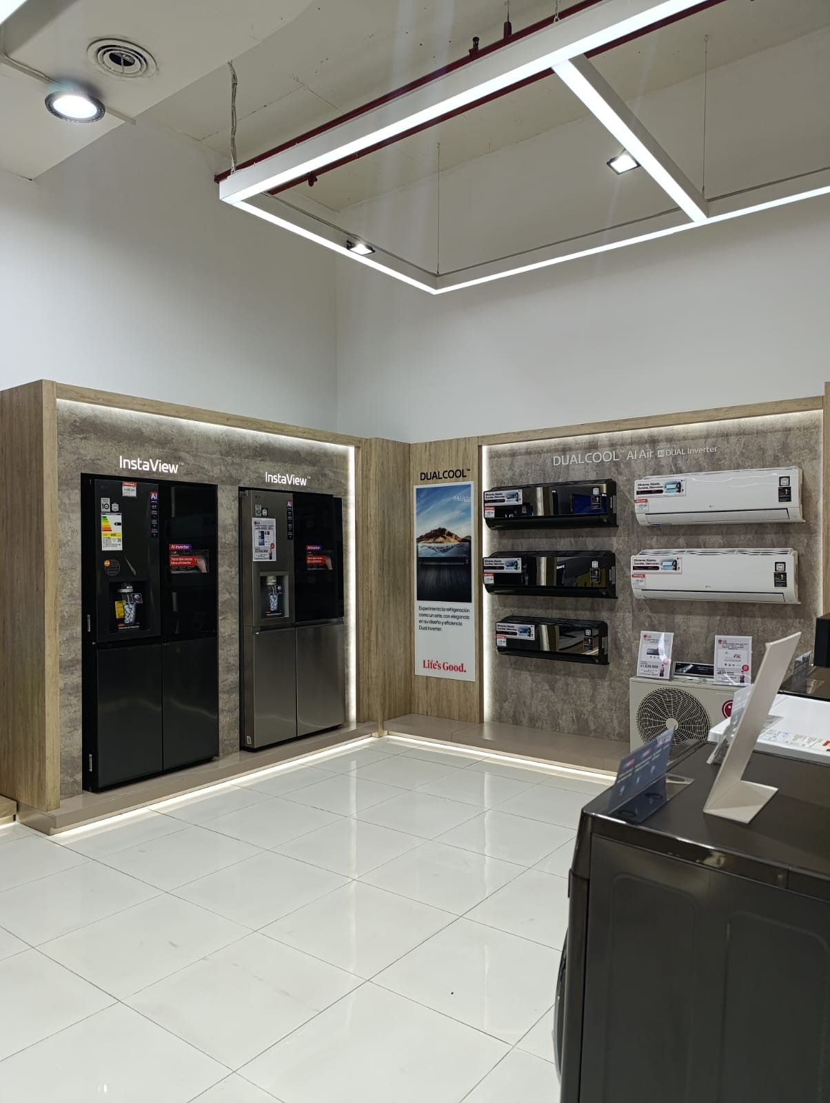 Muebles Local Unicenter, mobiliario a medida terminado