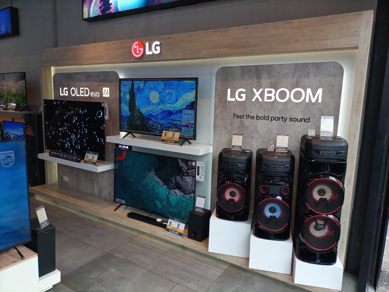 LG, mobiliario de exhibición en punto de venta