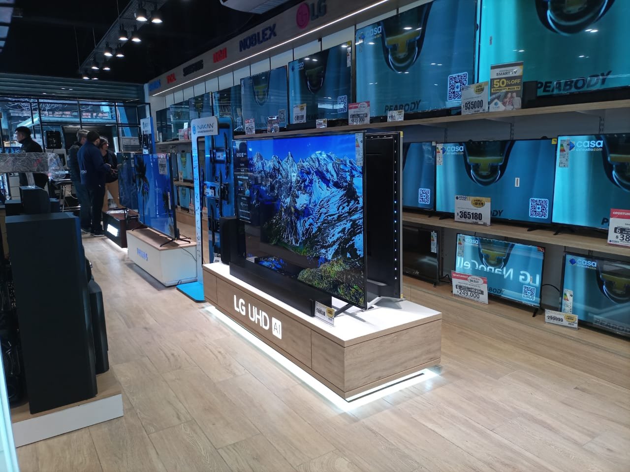 LG, mobiliario de exhibición en punto de venta