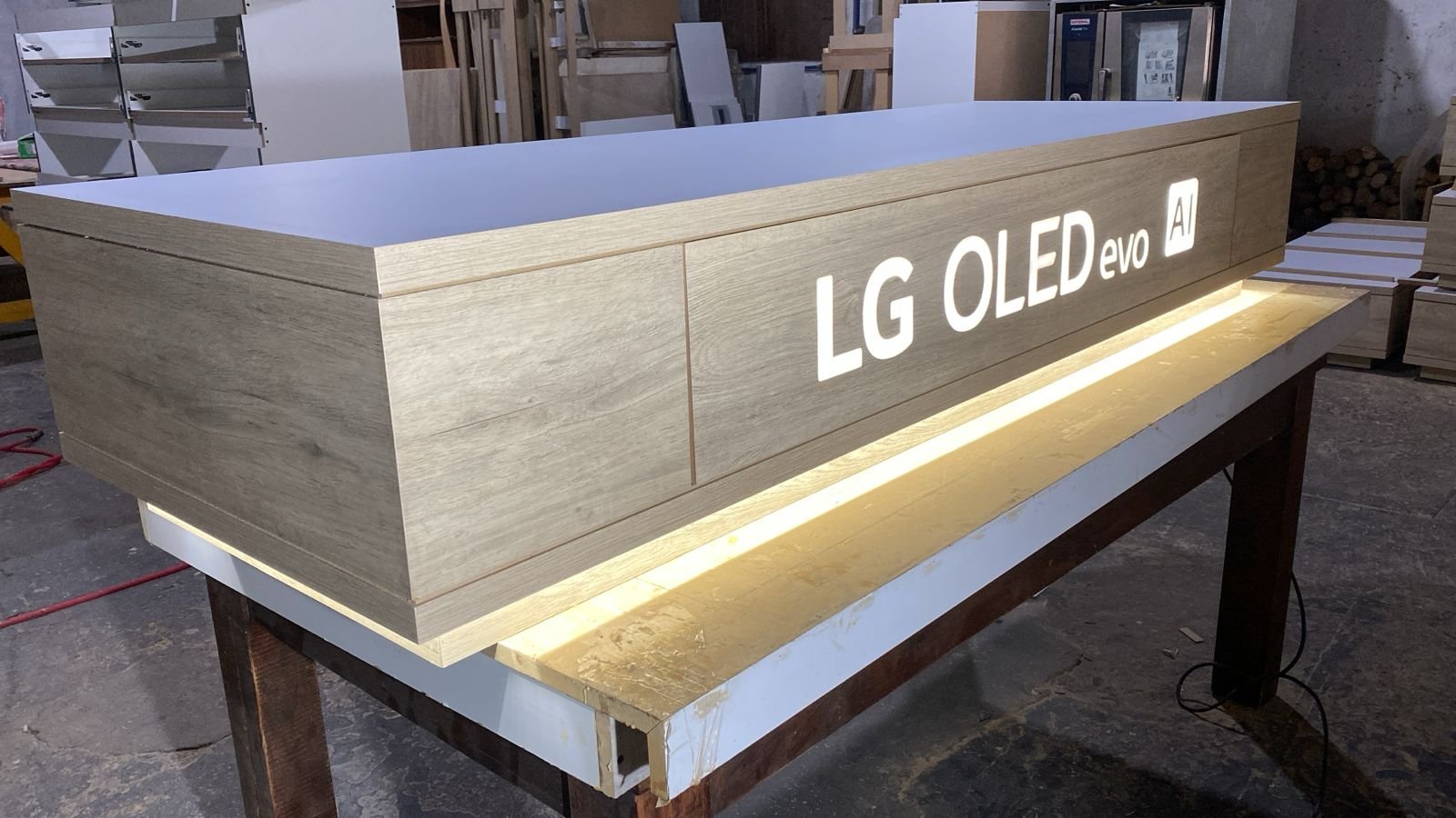 LG, mobiliario de exhibición en punto de venta