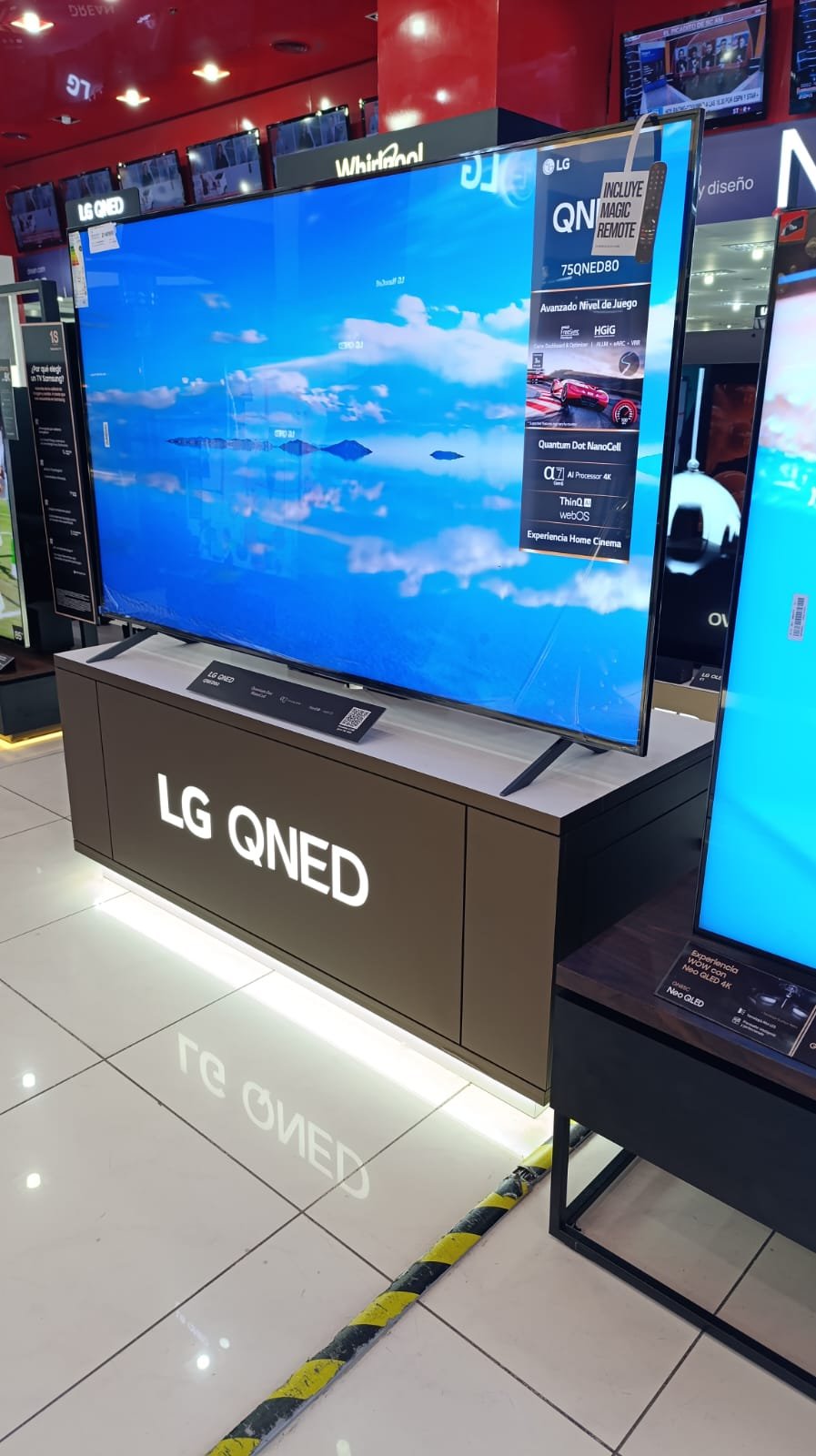 LG, mobiliario de exhibición en punto de venta