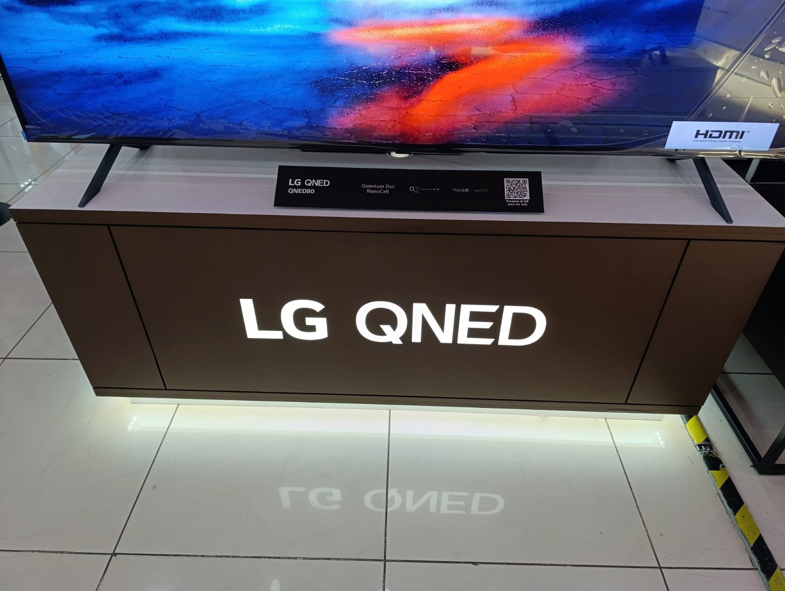LG, mobiliario de exhibición en punto de venta