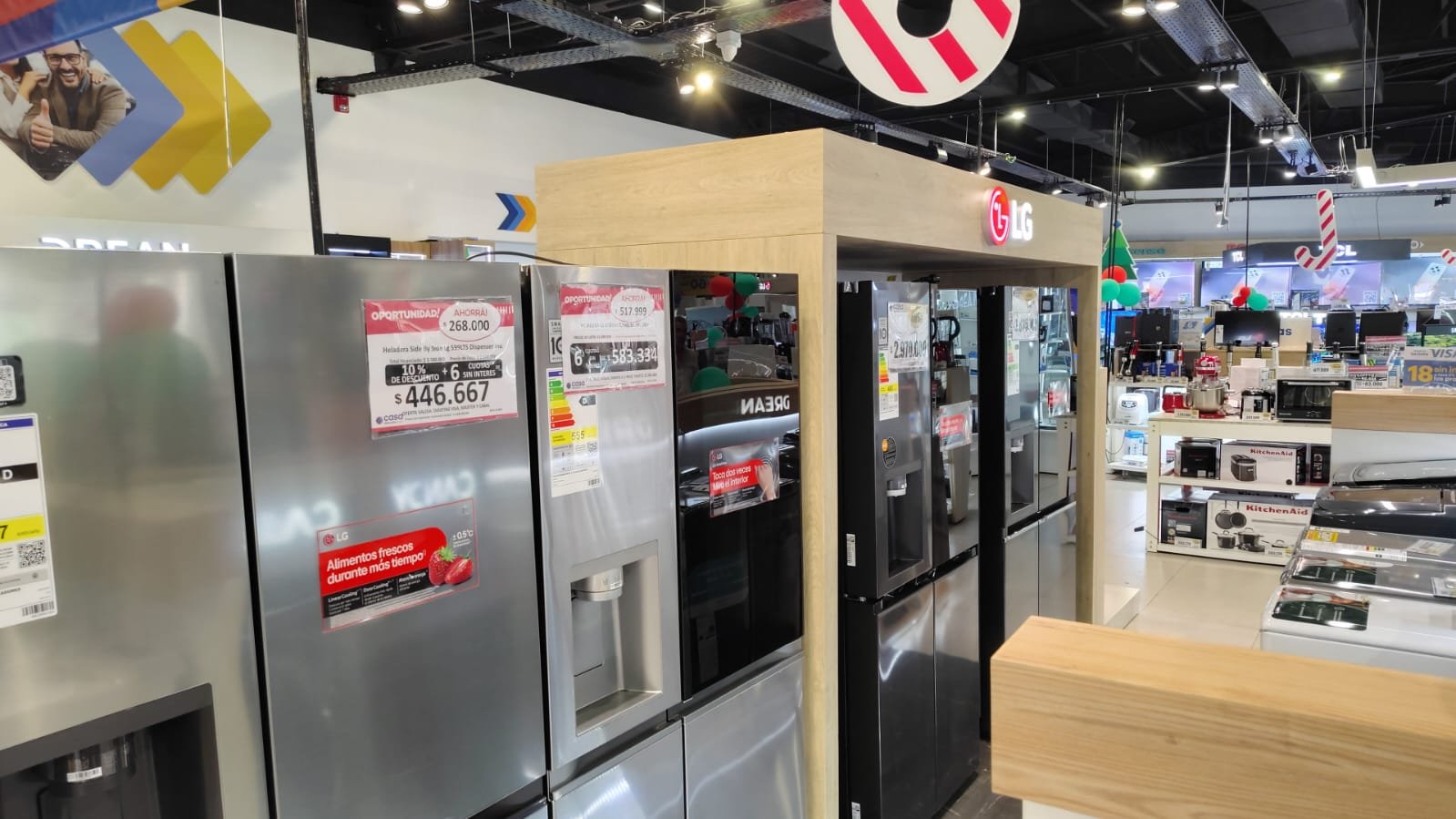 LG, mobiliario de exhibición en punto de venta