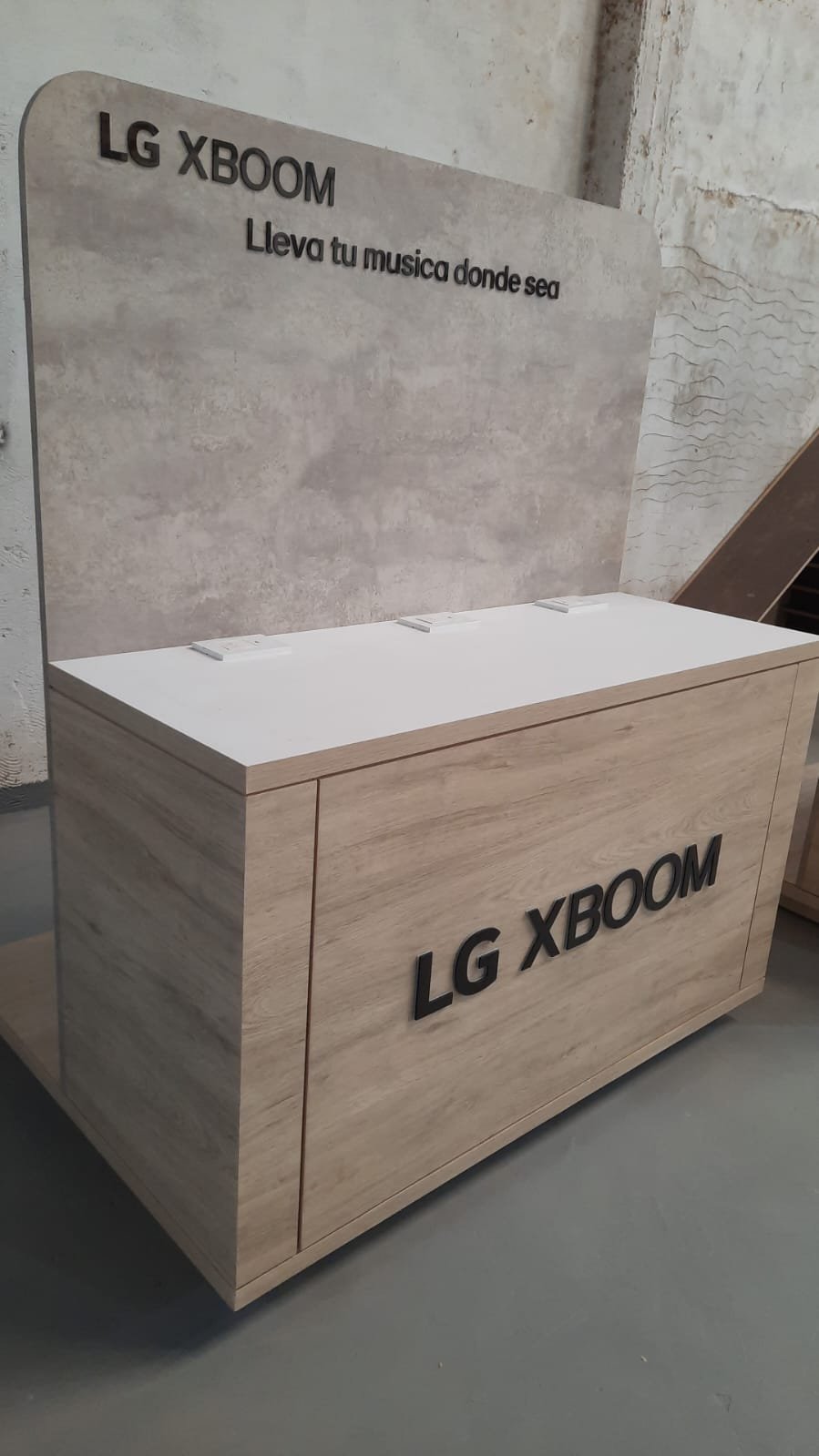 LG, mobiliario de exhibición en punto de venta