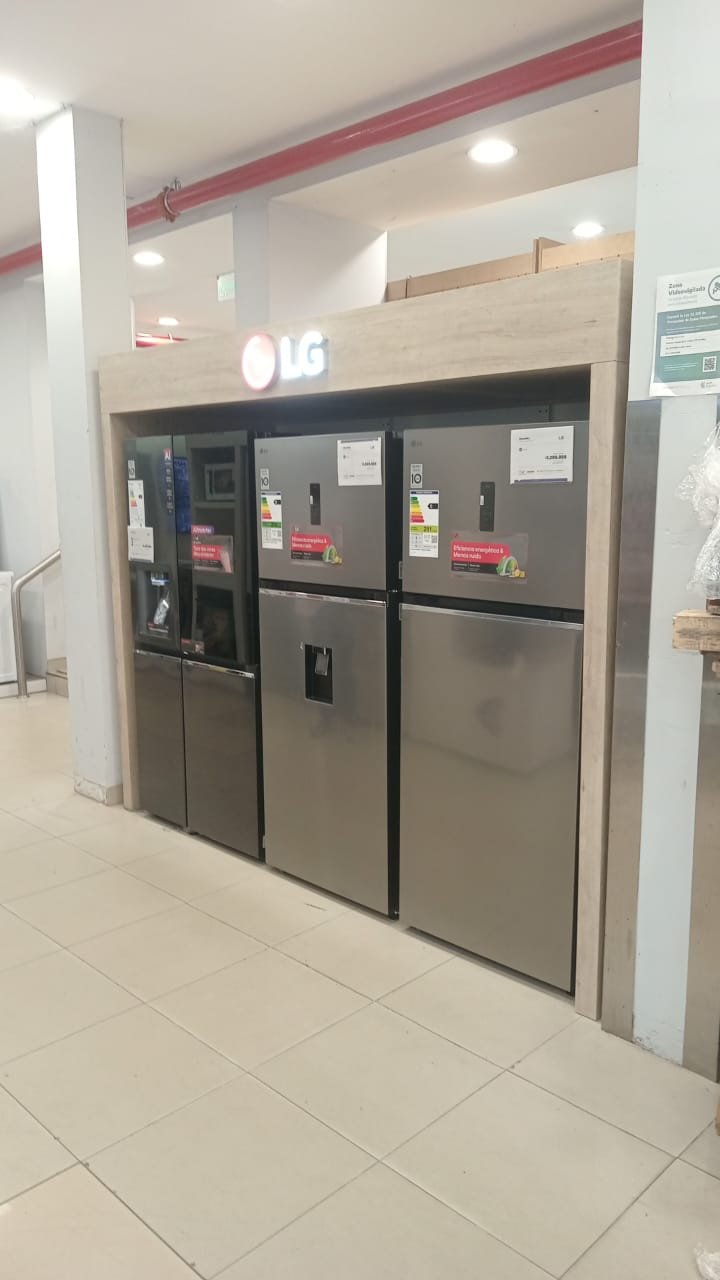 LG, mobiliario de exhibición en punto de venta