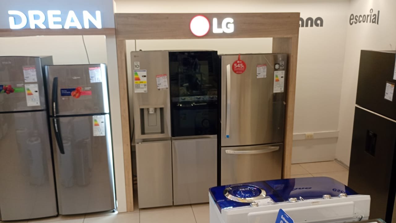 LG, mobiliario de exhibición en punto de venta