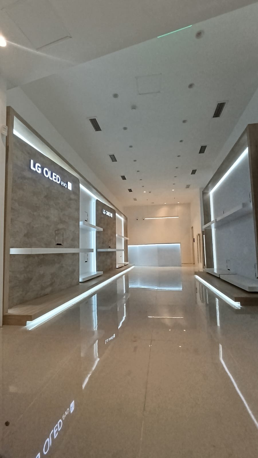 Muebles Local Abasto, mobiliario a medida terminado
