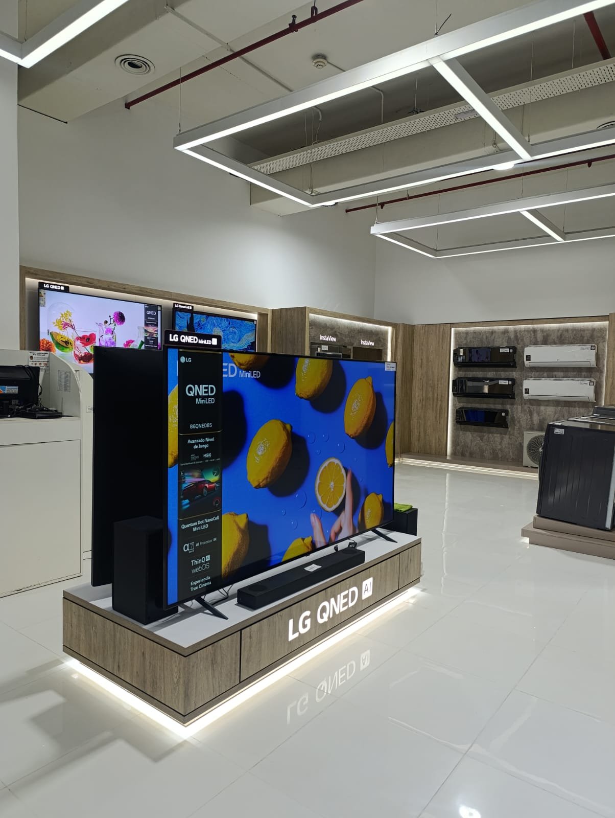 Muebles Local Unicenter, mobiliario a medida terminado