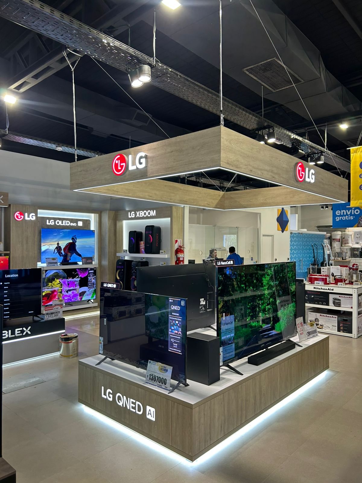 LG, mobiliario de exhibición en punto de venta