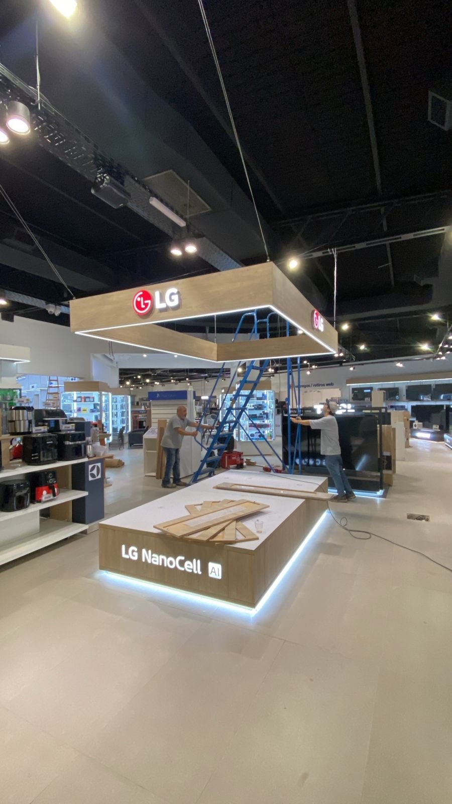 LG, mobiliario de exhibición en punto de venta
