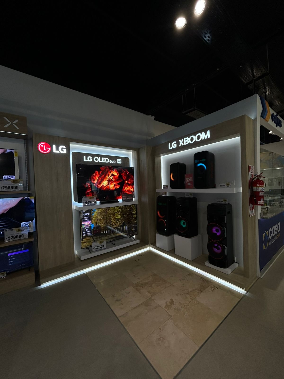 LG, mobiliario de exhibición en punto de venta