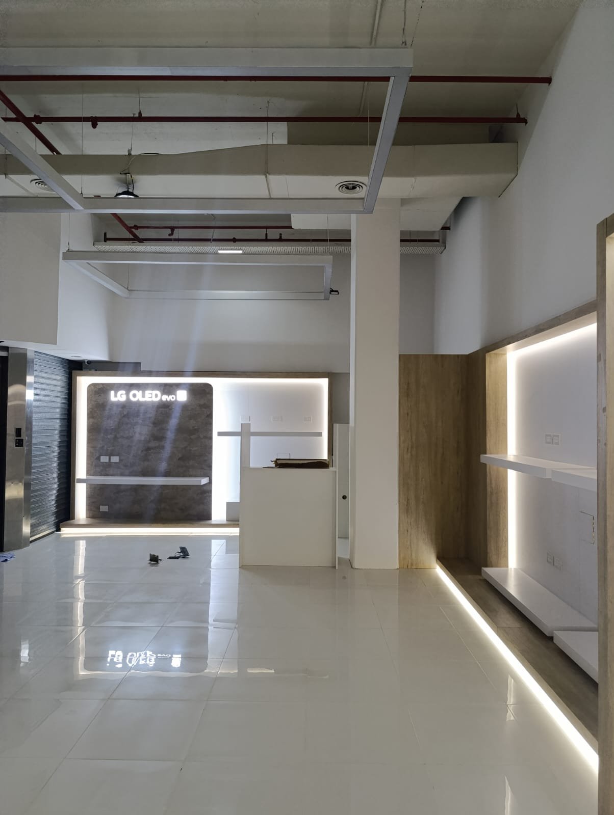 Muebles Local Unicenter, mobiliario a medida terminado