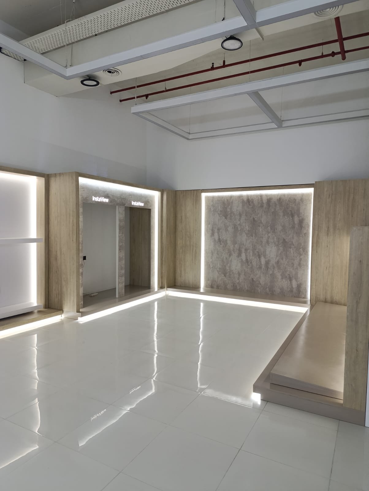 Muebles Local Unicenter, mobiliario a medida terminado