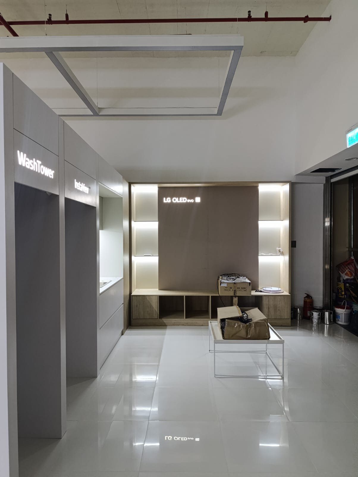 Muebles Local Unicenter, mobiliario a medida terminado